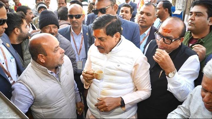 CM Dr. Yadav Enjoys Morning Tea with Residents of Ujjain